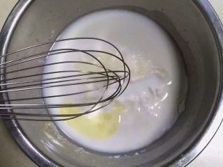 7、红枣核桃糯米糕,加入玉米油。