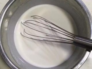 8、红枣核桃糯米糕,用手动打蛋器搅拌均匀。