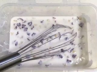 10、红枣核桃糯米糕,用打蛋器搅拌几下。