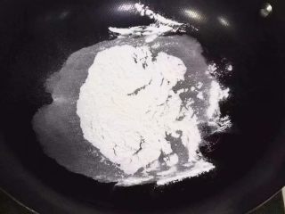 14、红枣核桃糯米糕,在锅内加入点糯米粉，小火炒熟备用。