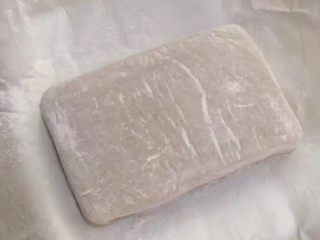 15、红枣核桃糯米糕,冷藏完毕后取出，撒上些炒熟的糯米粉防粘。