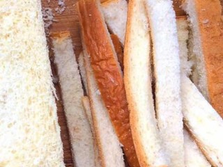 1、香煎土司饼,土司边切下后，切丁