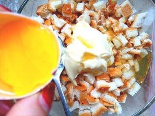 2、香煎土司饼,装入容器中，放两勺沙拉酱，一点点盐，两个蛋清。