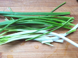 3、香煎土司饼,香葱洗净控水，切末
