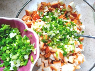 4、香煎土司饼,切好的葱末放入面包丁中，留一点煎好再用。