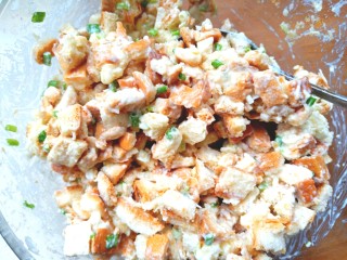 5、香煎土司饼,放入香葱末后搅拌均匀