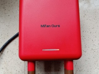 6、香煎土司饼,取早餐机插电预热