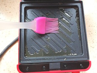 7、香煎土司饼,预热好后，上下烤盘刷上玉米油