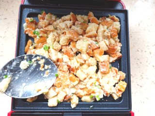 8、香煎土司饼,舀一勺面包丁，用勺压平整形