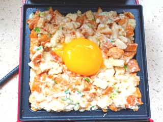 9、香煎土司饼,整好后，中间压一下，放入一个蛋黄