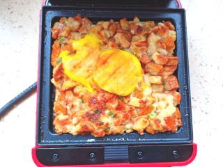 11、香煎土司饼,软香美味，的香煎土司饼好了，撒上剩余的香葱末，就可以出锅了