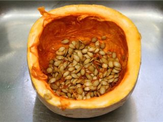 1、香烤两吃南瓜,切开的老南瓜洗净沥干水