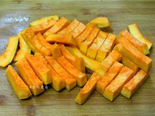 5、香烤两吃南瓜,老南瓜切块,再切成2厘米左右的厚片,因为要和瓜籽一起烘烤,同时出炉的,不要切的太厚