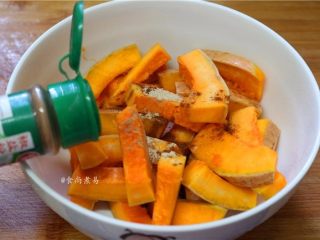 6、香烤两吃南瓜,调入椒盐粉、白糖、少许盐