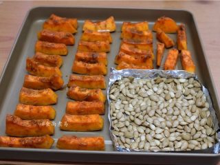 9、香烤两吃南瓜,南瓜块整齐码在烤盘上,南瓜子用锡纸做一个简易的烤盘盛起,放在旁边,烤好时取出更方便一些,没有锡纸可以直接倒在烤盘里烘烤