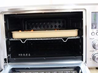 10、香烤两吃南瓜,放入预热的烤箱中层