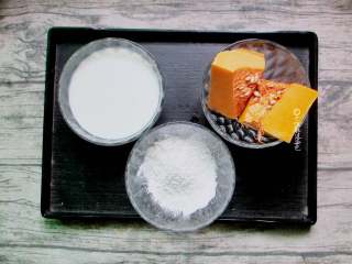 1、椰蓉南瓜小方,准备南瓜150克、牛奶100毫升、砂糖1勺、淀粉15克、椰蓉适量，如果有淡奶油的也可以放一点更好吃