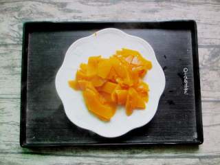 3、椰蓉南瓜小方,放入锅中，隔水蒸熟。