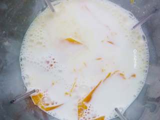 5、椰蓉南瓜小方,将牛奶一同放入搅拌机中