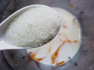 6、椰蓉南瓜小方,加入1勺白糖