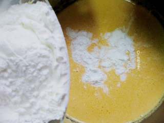 9、椰蓉南瓜小方,加入淀粉小火煮开，边煮边搅拌。