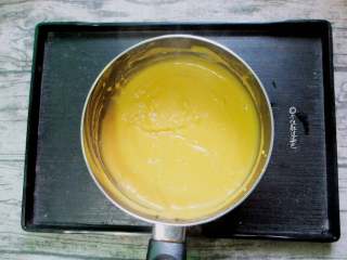 10、椰蓉南瓜小方,因为加入淀粉，所以面糊会慢慢的变得浓稠，所以需要用刮刀不停的搅拌，待面糊不易从刮刀上滑落时即可。