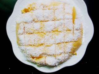 13、椰蓉南瓜小方,晾凉后的南瓜糊盖上保鲜膜，放入冰箱冷藏两小时以上，凝结成块。成型后直接倒扣脱模，分割成小块，再裹上椰蓉即可食用。