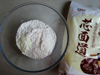 1、圣诞老人馒头,酵母和糖溶于温水中，奶粉和面粉倒入和面盆里