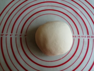 2、圣诞老人馒头,将酵母水倒入，揉成光滑的面团