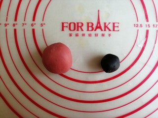 3、圣诞老人馒头,曲7克白面团加入食用竹炭粉，和成黑色面团。25克白面团加入红曲粉，和成红色面团