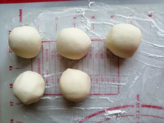 4、圣诞老人馒头,白色面团分成五个35克的小面团，剩余的面团备用