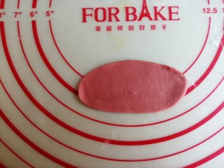 6、圣诞老人馒头,红色面团分成五个4克的，擀成长椭圆形，剩余的红色面团做鼻子