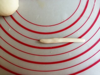 8、圣诞老人馒头,在备用的白色面团里揪出两克面团搓成长条状