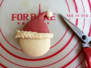 9、圣诞老人馒头,粘在红色帽子边缘，用剪刀剪出一行行小尖角