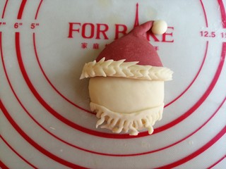 11、圣诞老人馒头,用剪刀剪出胡须，每一根都扯长一点，并扭一扭，粘在下巴位置