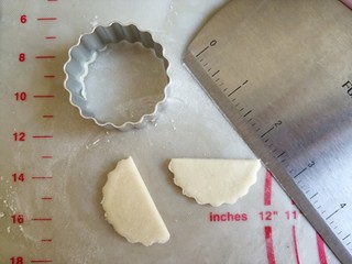 10、圣诞老人馒头,备用白面团擀平用模具压出圆形，各分成两份