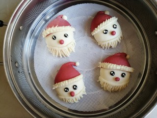 13、圣诞老人馒头,将做好的圣诞老人馒头放在蒸屉里，在温暖处醒发，可以看到馒头胚明显变大一点