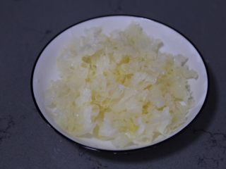 3、紫薯银耳粥,随后撕成小块
