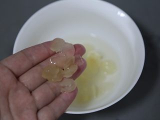 5、紫薯银耳粥,清理掉一些黑色的脏物