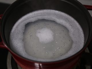 9、紫薯银耳粥,兑入适量水煮开