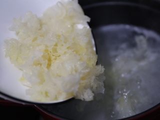 10、紫薯银耳粥,加入泡好的银耳