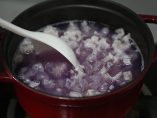 13、紫薯银耳粥,用勺子搅拌均匀