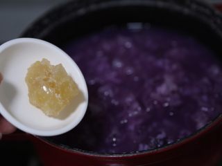 16、紫薯银耳粥,加入冰糖继续煮约30分钟