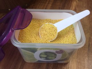 1、小米海鲜营养粥,买的是农家黄小米，熬粥喝很香糯。