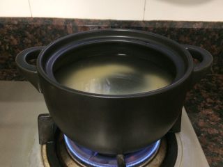 2、小米海鲜营养粥,洗米下锅开煮