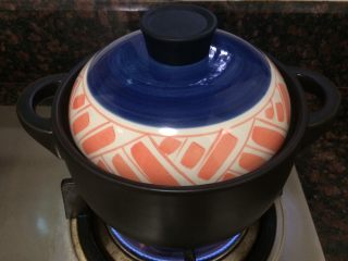 3、小米海鲜营养粥,先大火煮开，再转中火，盖上盖子慢煲。