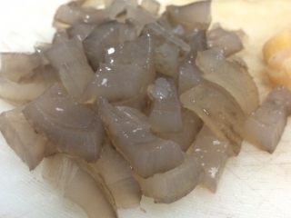 4、小米海鲜营养粥,熬粥的空隙着手准备海参，这是事先泡发好的。