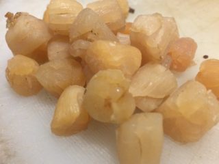 5、小米海鲜营养粥,干贝泡一下水洗去沙尘。