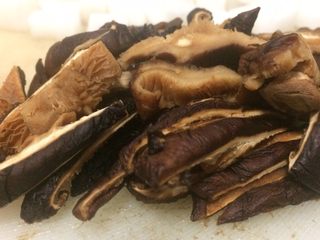 6、小米海鲜营养粥,香菇提前一个钟浸泡，洗净切细。