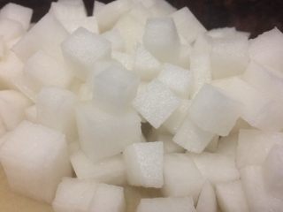 7、小米海鲜营养粥,萝卜刨去皮，切丁备用。